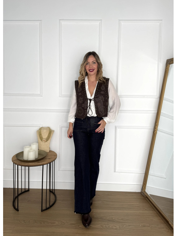 Pantalón vaquero oscuro con bolsillos en parte delantera.