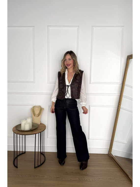 Pantalón vaquero oscuro con bolsillos en parte delantera.