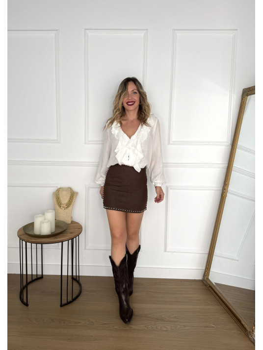 Falda corta marrón adornada con tachuelas plata, ideal para tus looks