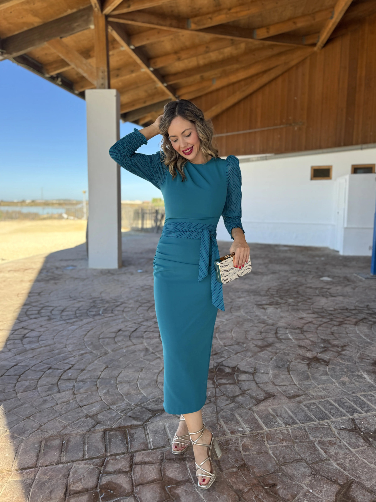 Vestido de fiesta midi en color turquesa ideal para ser una invitada.