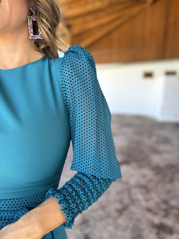 Vestido de fiesta midi en color turquesa ideal para ser una invitada.