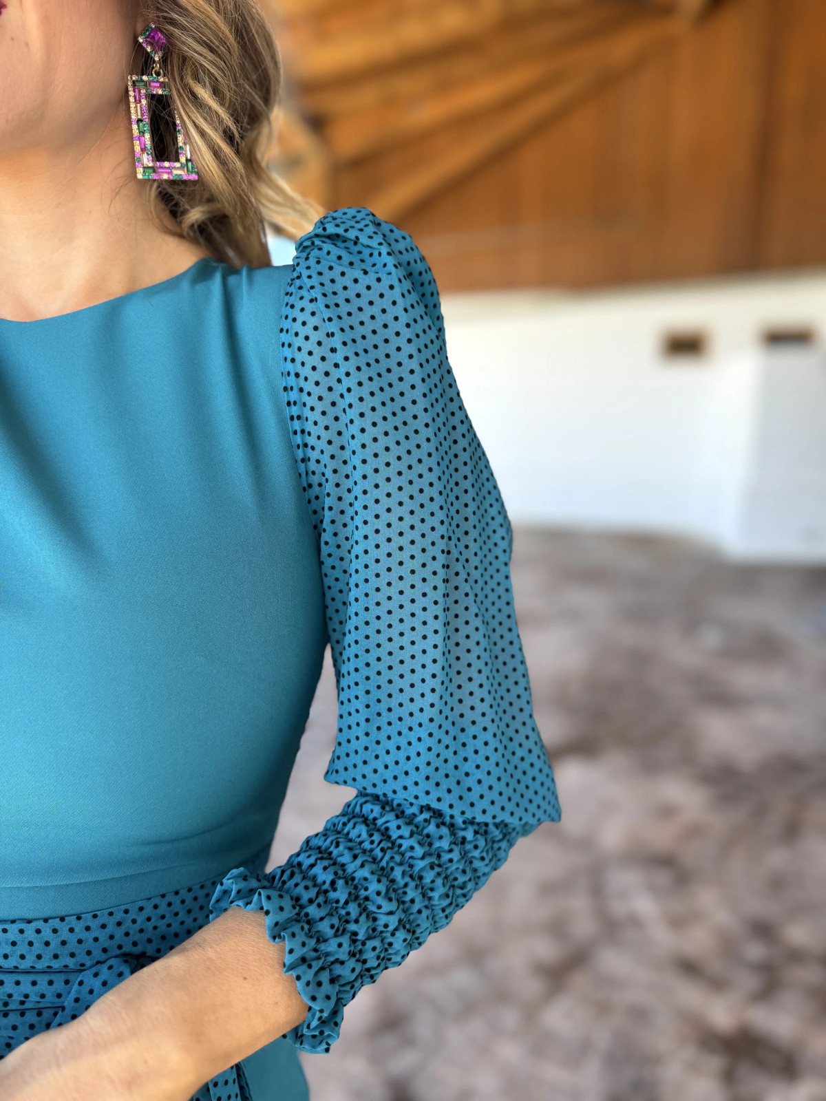 Vestido de fiesta midi en color turquesa ideal para ser una invitada.