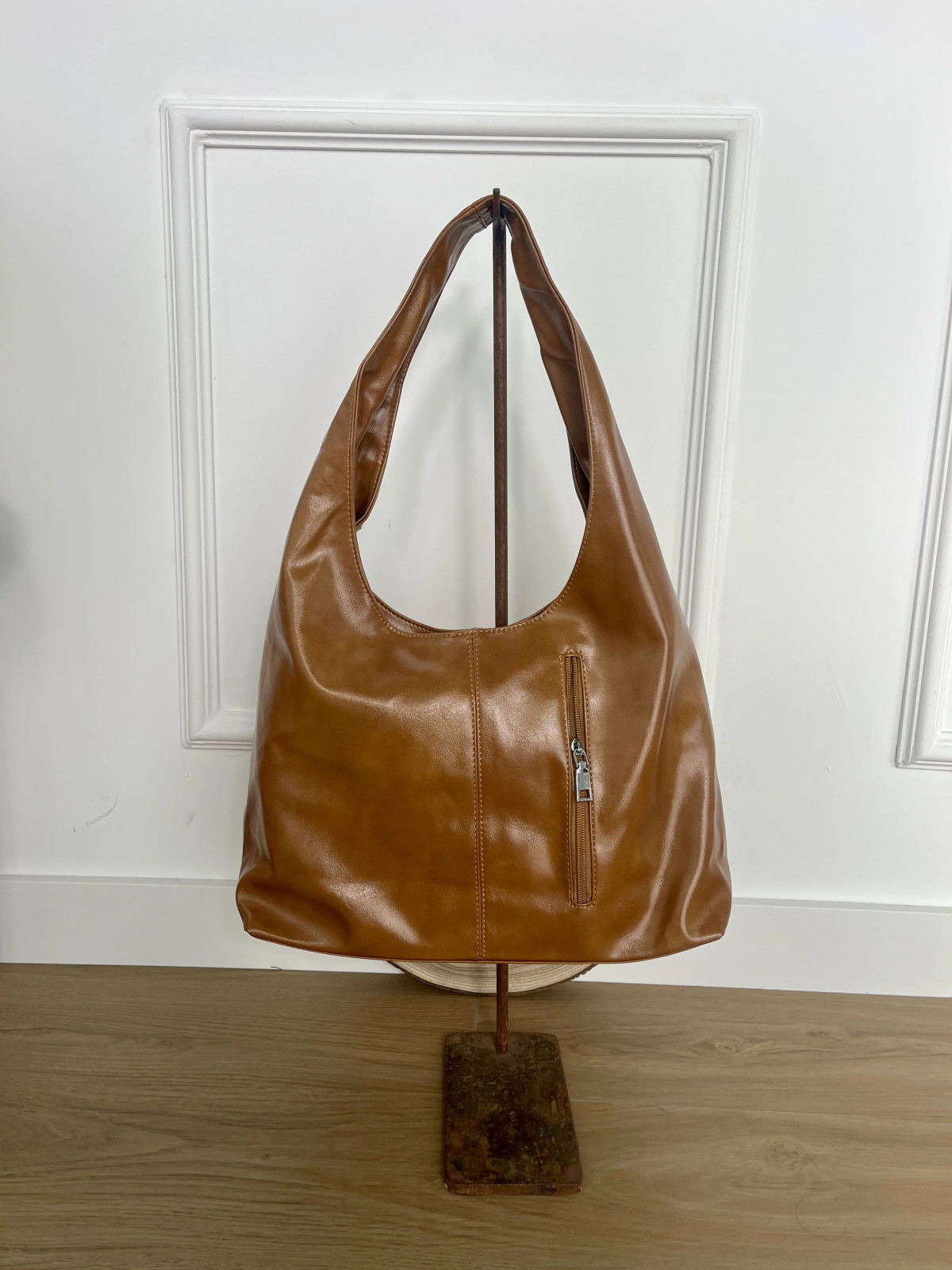 Bolso grande de polipiel adornado con tachuelas plata.