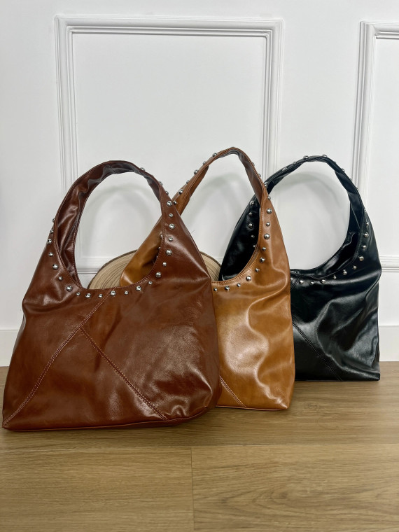 Bolso grande de polipiel adornado con tachuelas plata.