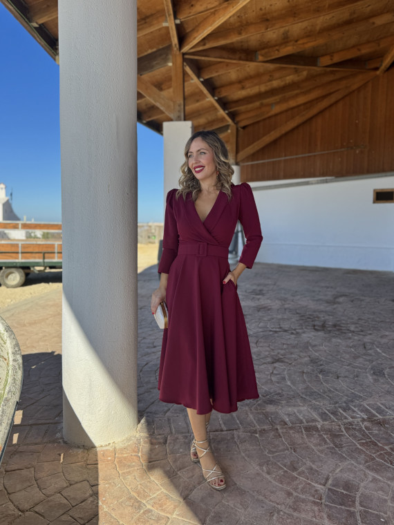 Vestido de fiesta midi con falda de vuelo y escote con solapas.