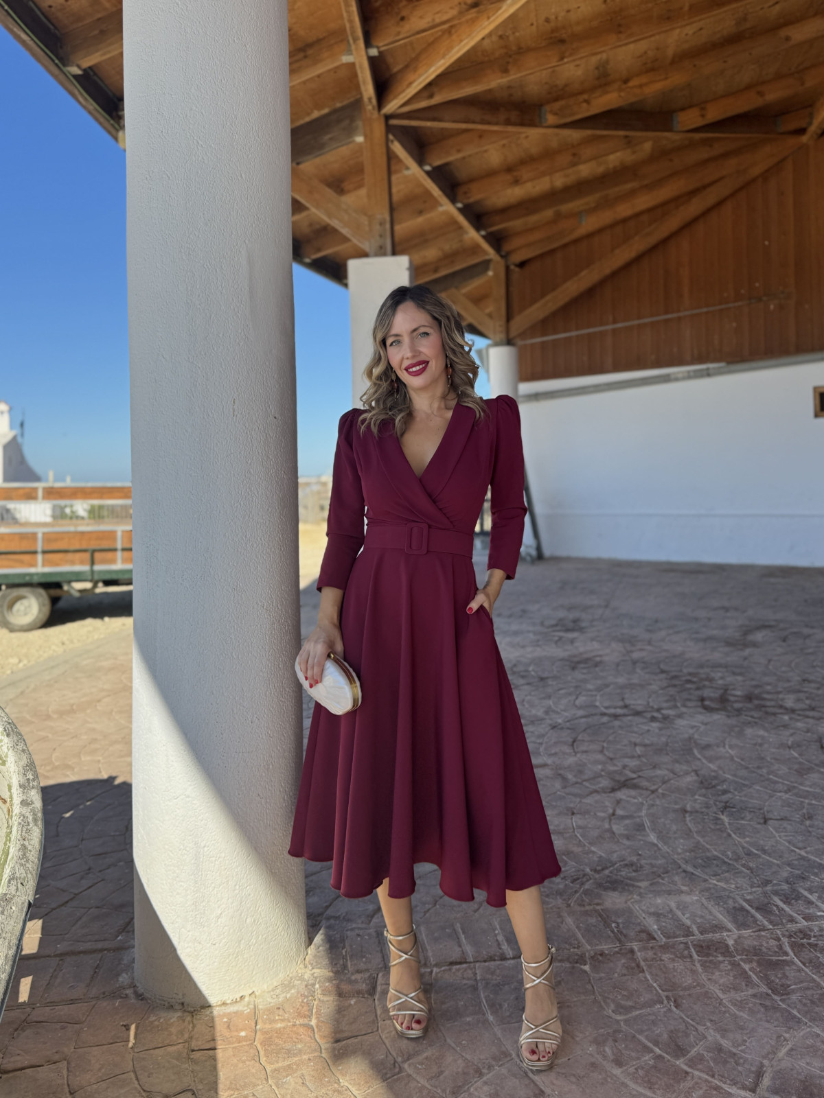 Vestido de fiesta midi con falda de vuelo y escote con solapas.