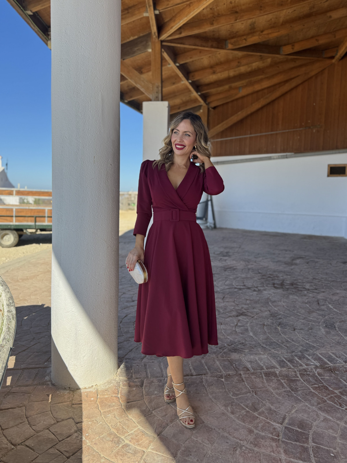Vestido de fiesta midi con falda de vuelo y escote con solapas.
