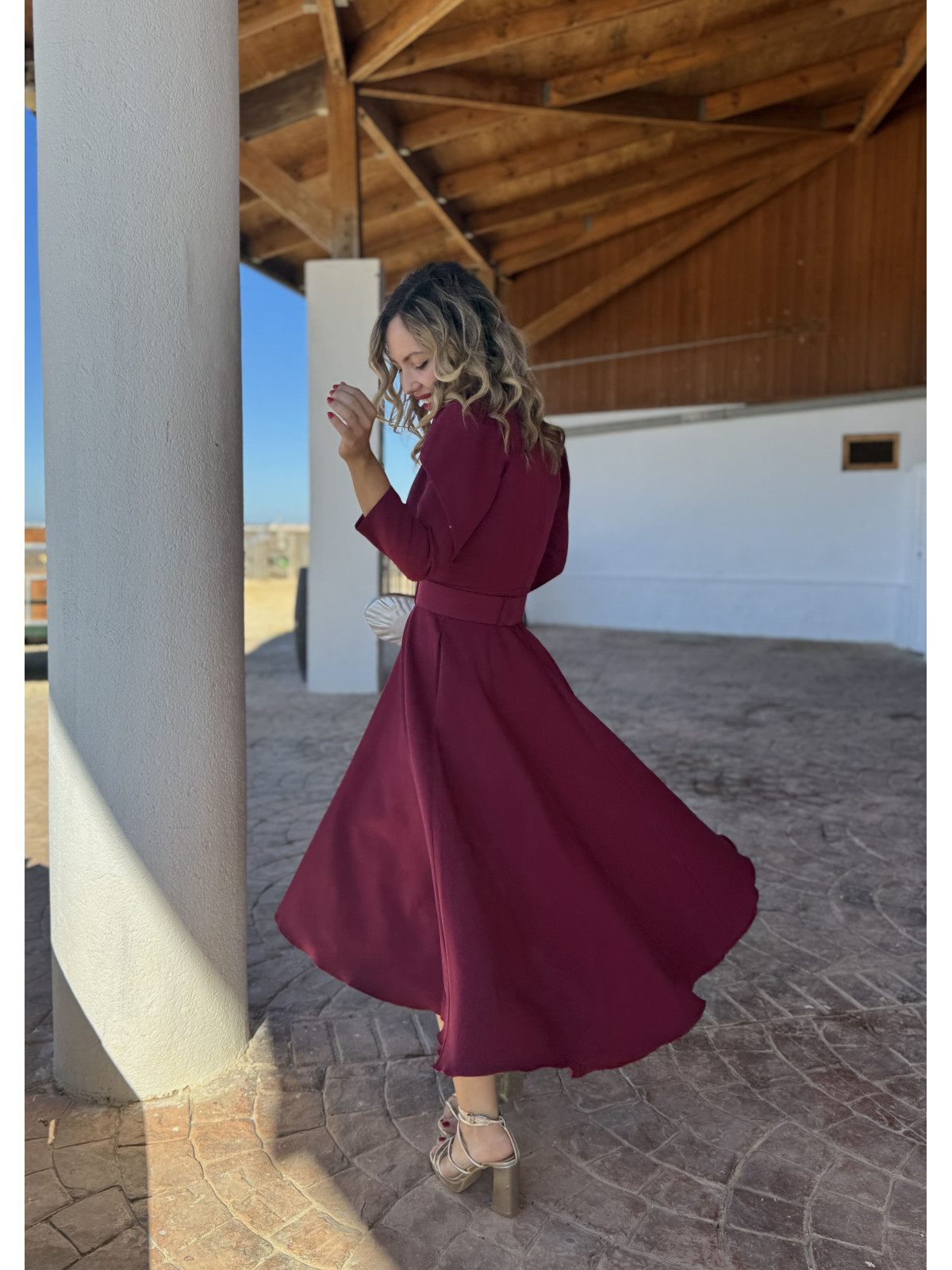 Vestido de fiesta midi con falda de vuelo y escote con solapas.