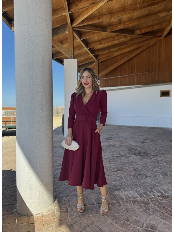 Vestido de fiesta midi con falda de vuelo y escote con solapas.
