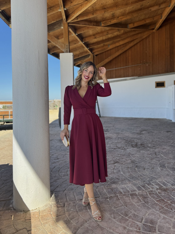 Vestido de fiesta midi con falda de vuelo y escote con solapas.