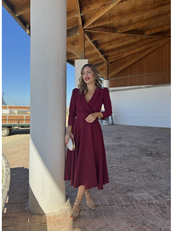 Vestido de fiesta midi con falda de vuelo y escote con solapas.