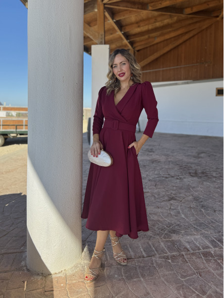 Vestido de fiesta midi con falda de vuelo y escote con solapas.