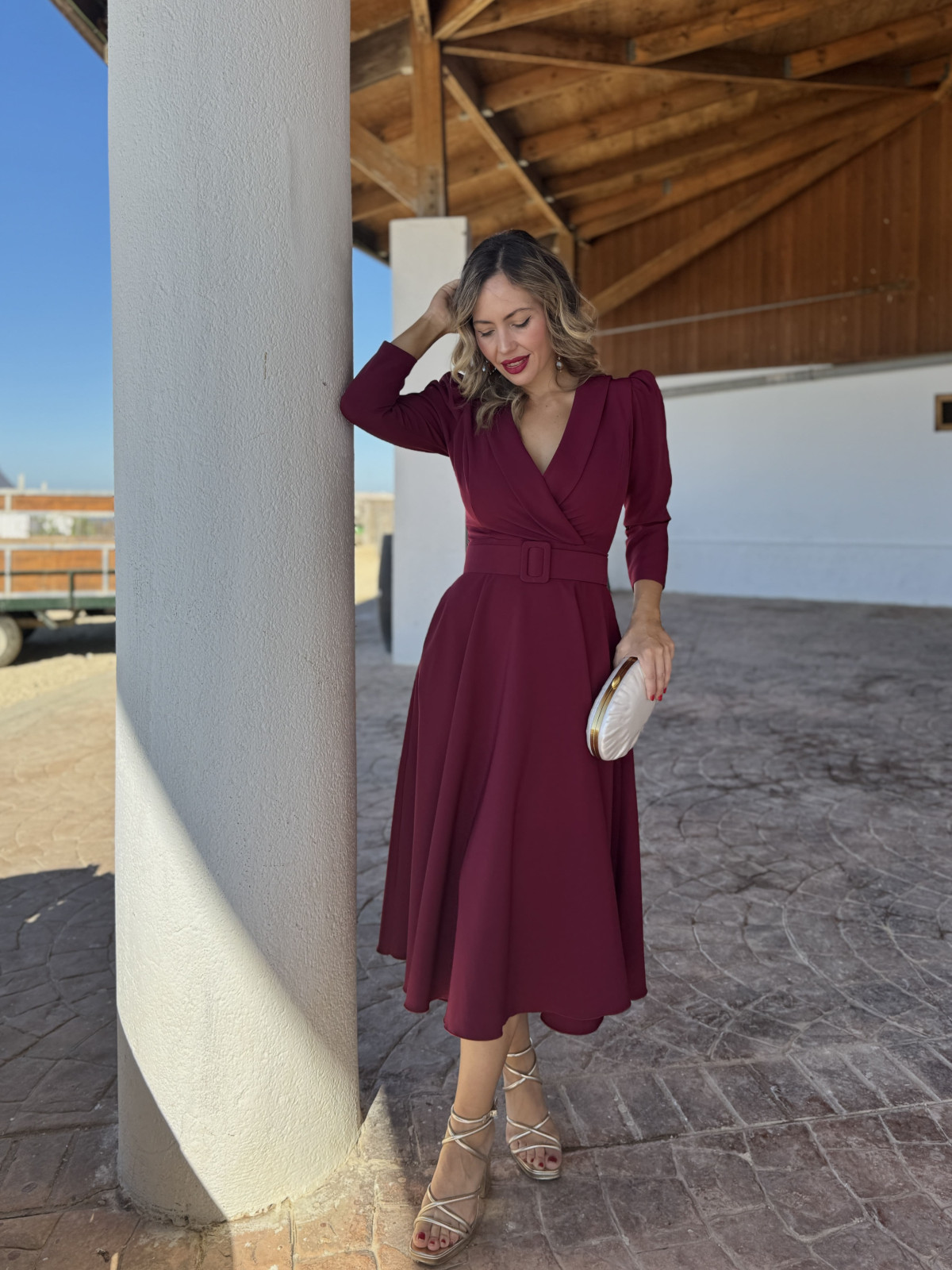 Vestido de fiesta midi con falda de vuelo y escote con solapas.
