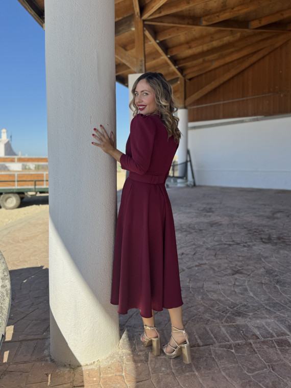 Vestido de fiesta midi con falda de vuelo y escote con solapas.