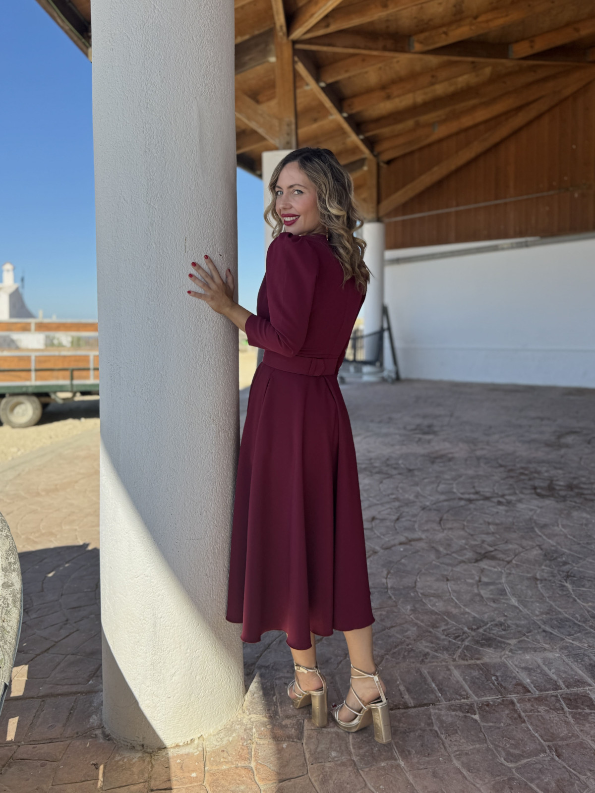 Vestido de fiesta midi con falda de vuelo y escote con solapas.