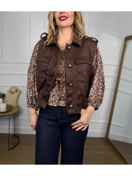 Chaleco corto de antelina suave en color marrón chocolate.