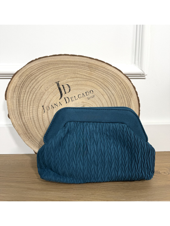 Bolso de mano azul petróleo con textura plisada.