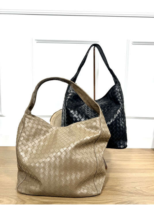 Bolso tipo hobo confeccionado en polipiel flexible y suave, con diseño