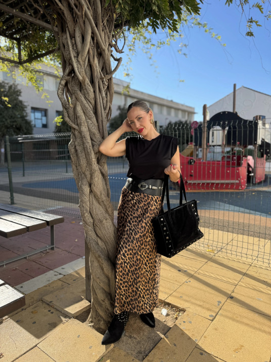 Falda satinada de vuelo en estampado de animal print de leopardo.