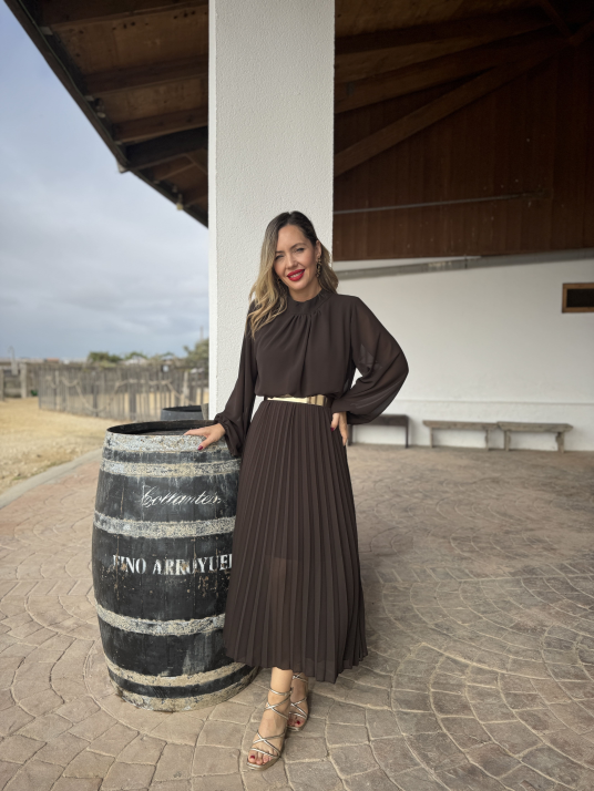 Vestido de gasa midi con falda plisada, ideal para eventos.