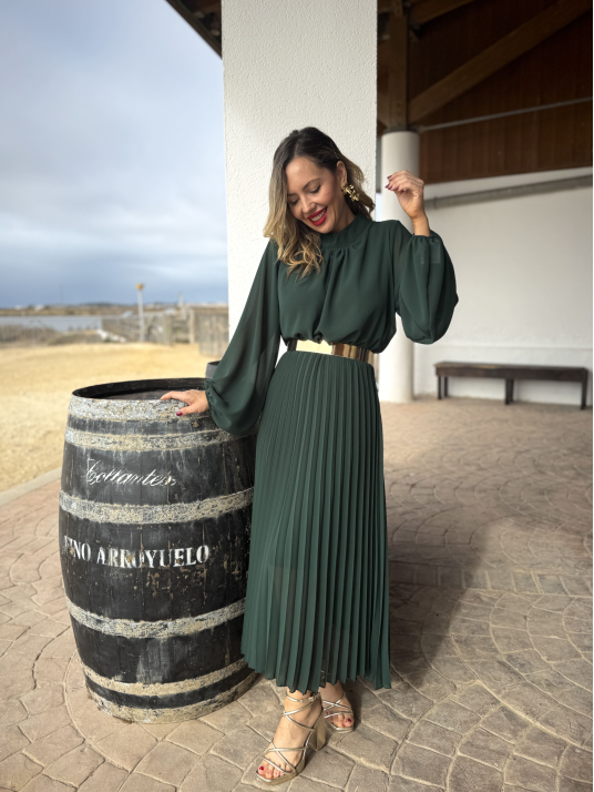 Vestido de gasa midi con falda plisada, ideal para eventos.