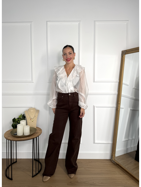 Pantalón vaquero color marrón chocolate.