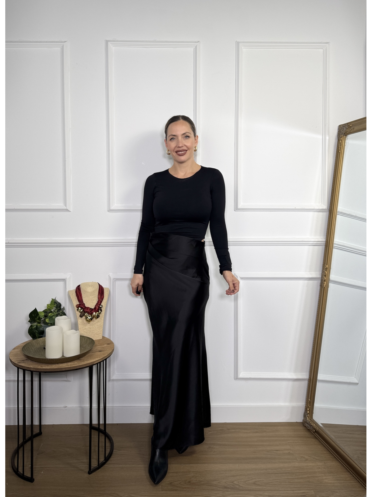 Vestido largo con tejidos combinados en negro.