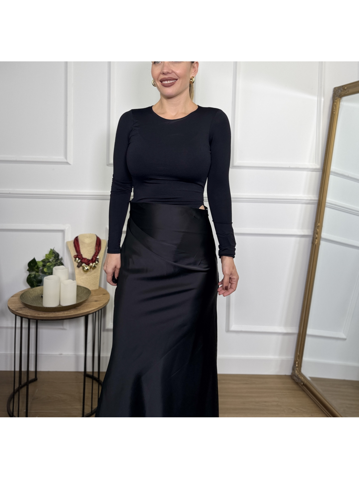 Vestido largo con tejidos combinados en negro.