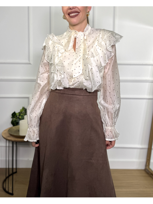 Blusa de estilo romántico en tono crudo con pequeños corazones.