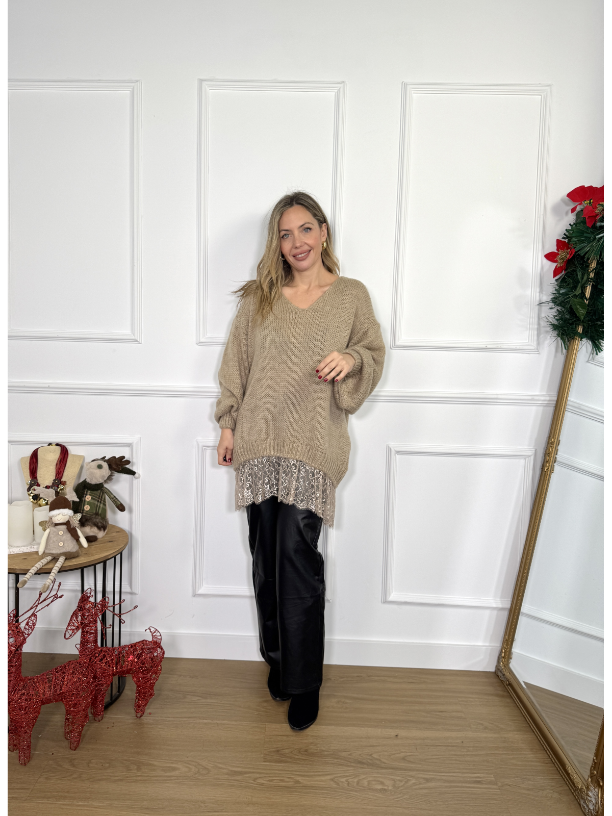 Jersey de punto oversize con detalle de encaje en bajo.