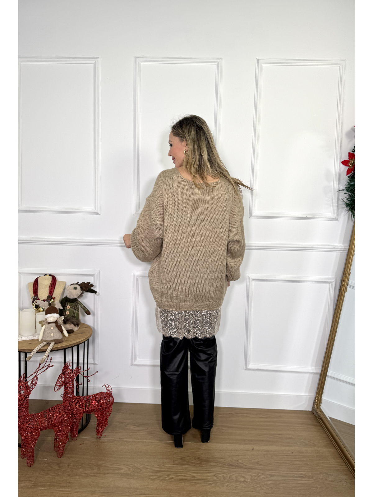 Jersey de punto oversize con detalle de encaje en bajo.