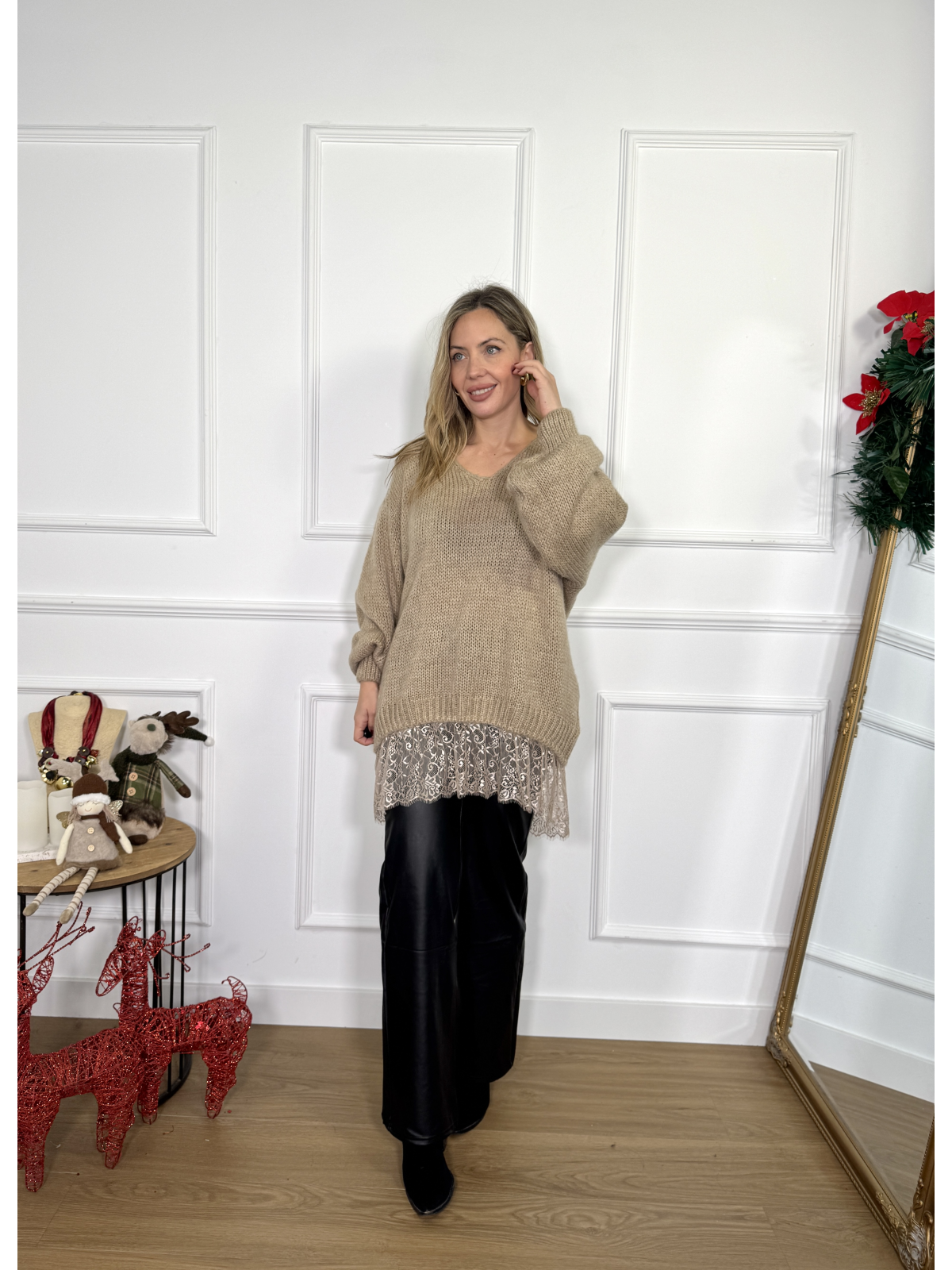 Jersey de punto oversize con detalle de encaje en bajo.