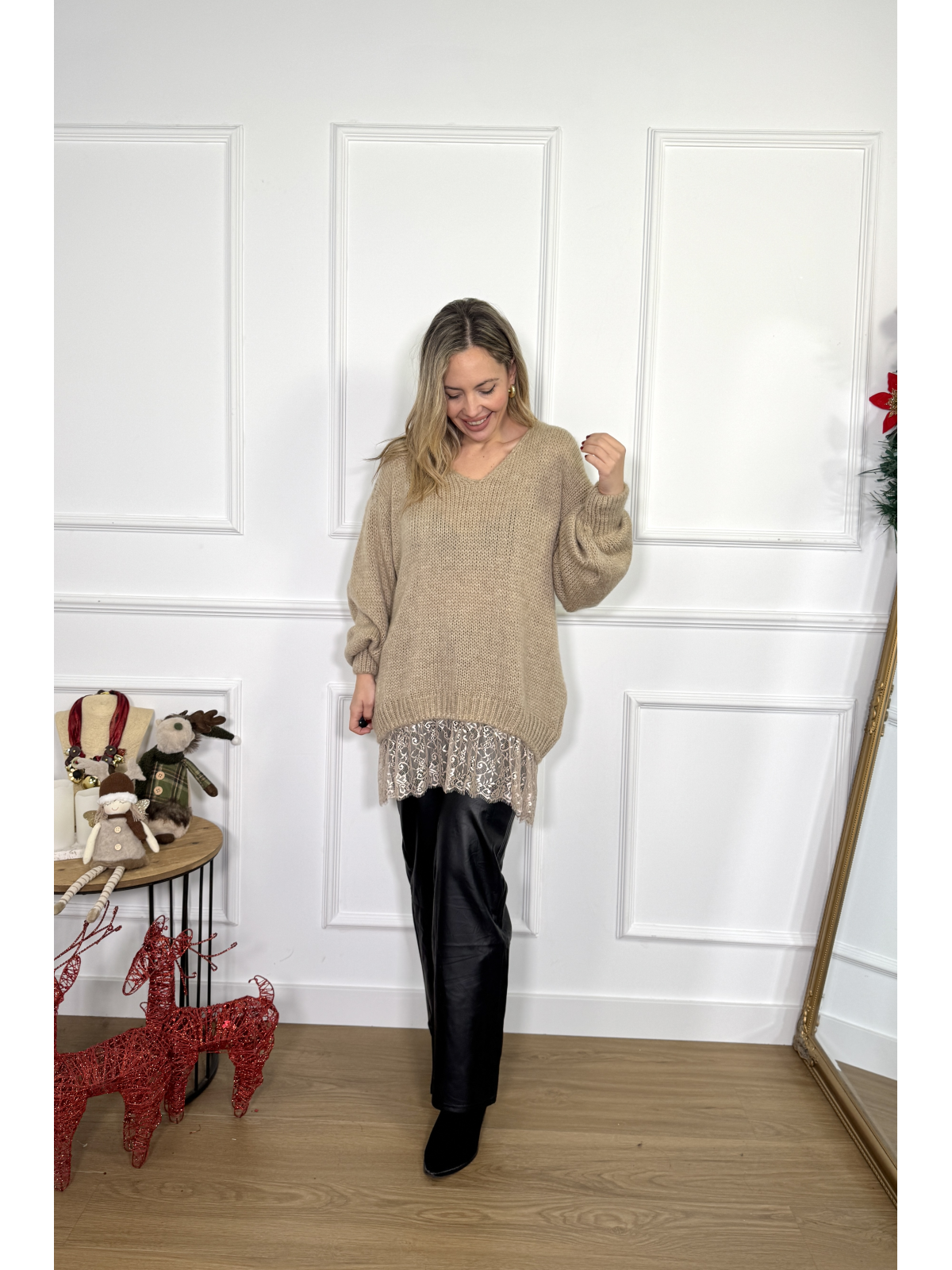 Jersey de punto oversize con detalle de encaje en bajo.