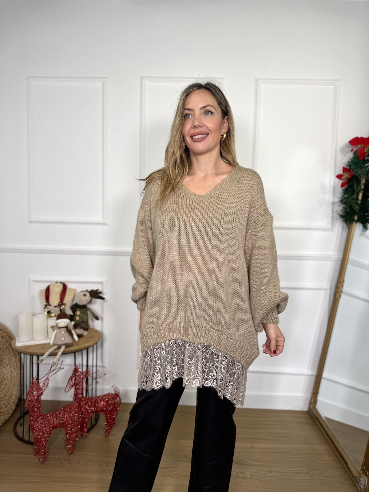 Jersey de punto oversize con detalle de encaje en bajo.