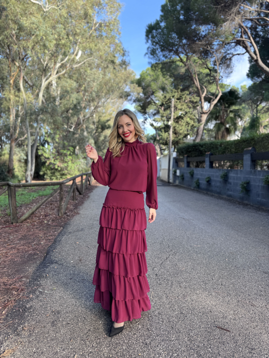 Conjunto de blusa y falda de gasa en un elegante tono burdeos.