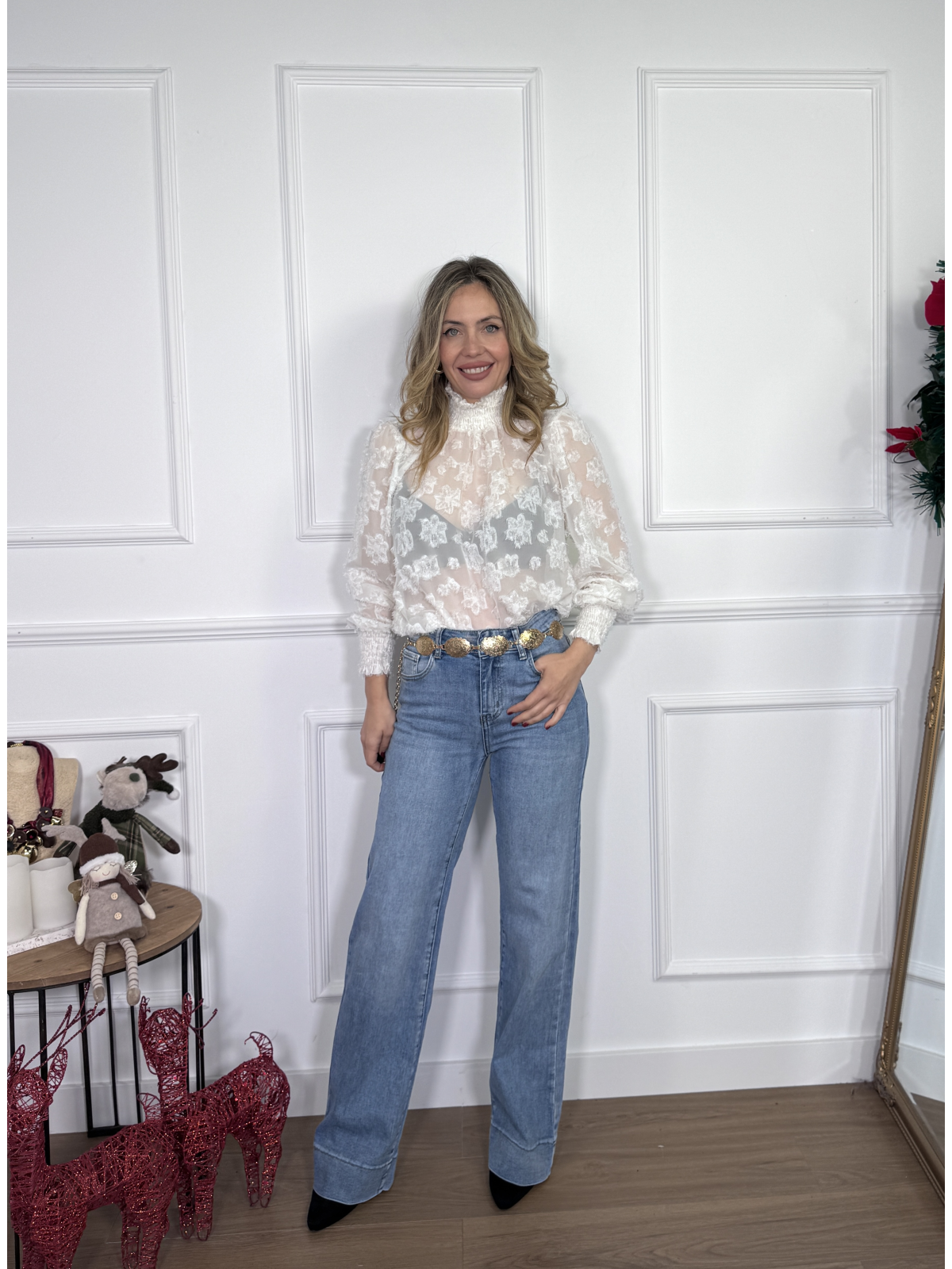 Blusa semitransparente con textura.