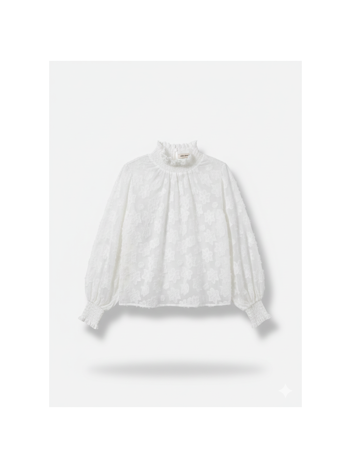 Blusa semitransparente con textura.