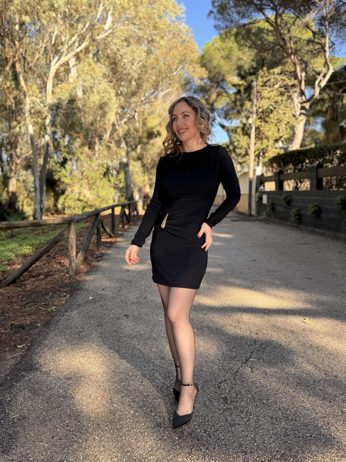 Vestido corto de punto con manga larga,perfecto para estas fiestas.