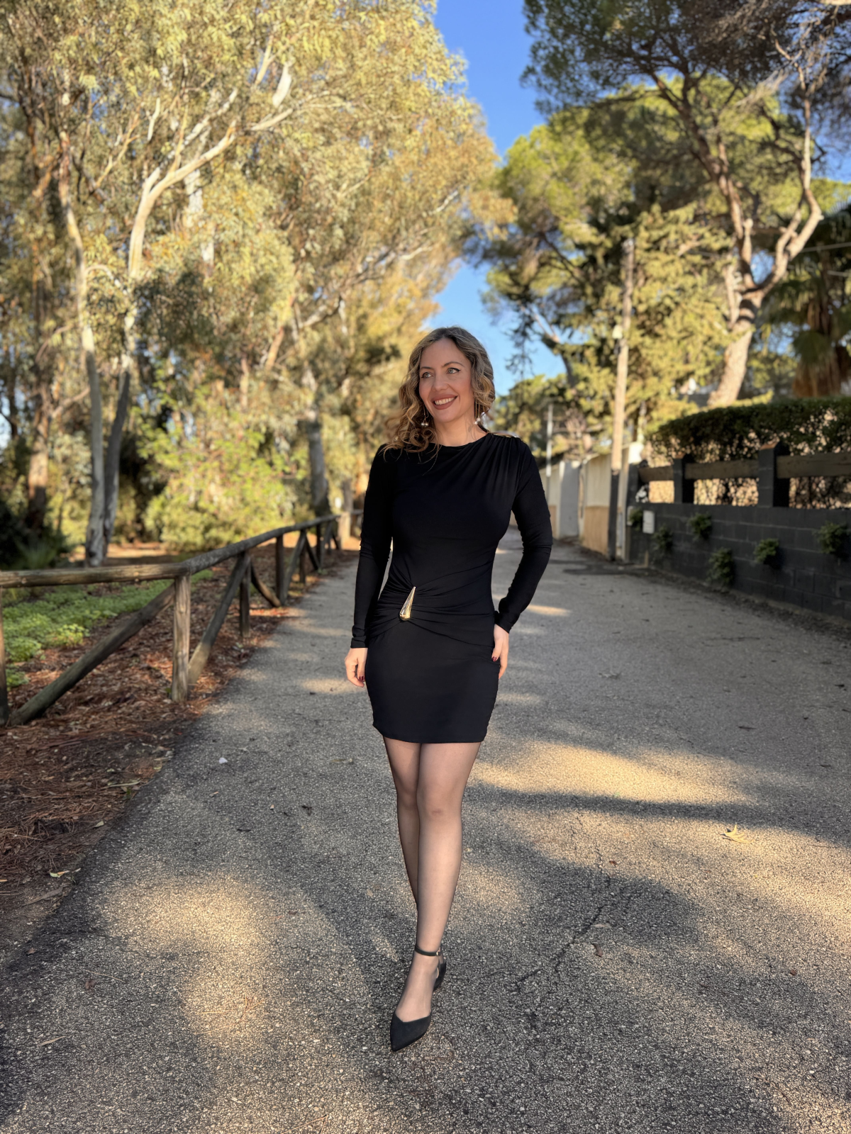 Vestido corto de punto con manga larga,perfecto para estas fiestas.