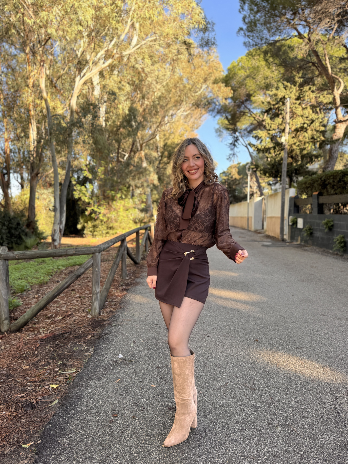 Falda pantalón corta con adorno de hebilla dorada.