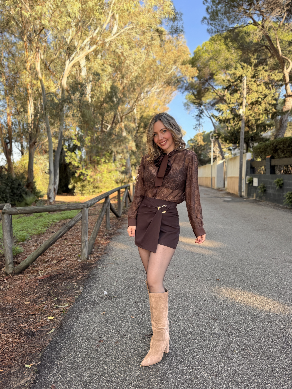 Falda pantalón corta con adorno de hebilla dorada.