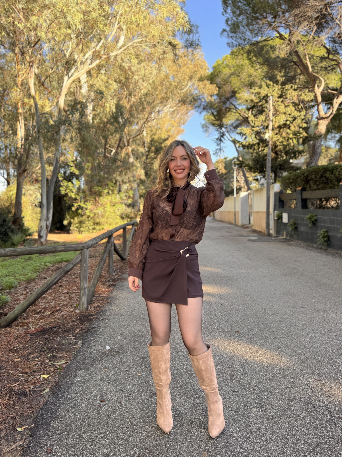 Falda pantalón corta con adorno de hebilla dorada.