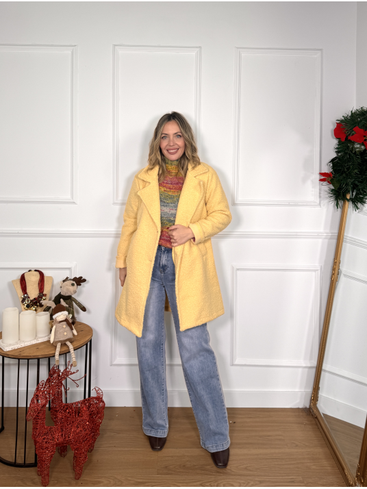 Abrigo de rizo con largo tres cuartos.