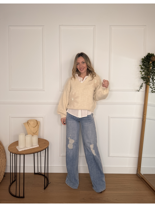 Pantalón vaquero de corte recto tipo "wide leg", color claro y rotos.