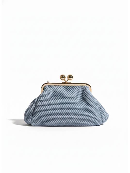 Bolso de estilo maxi monedero en color celeste de estilo trenzado