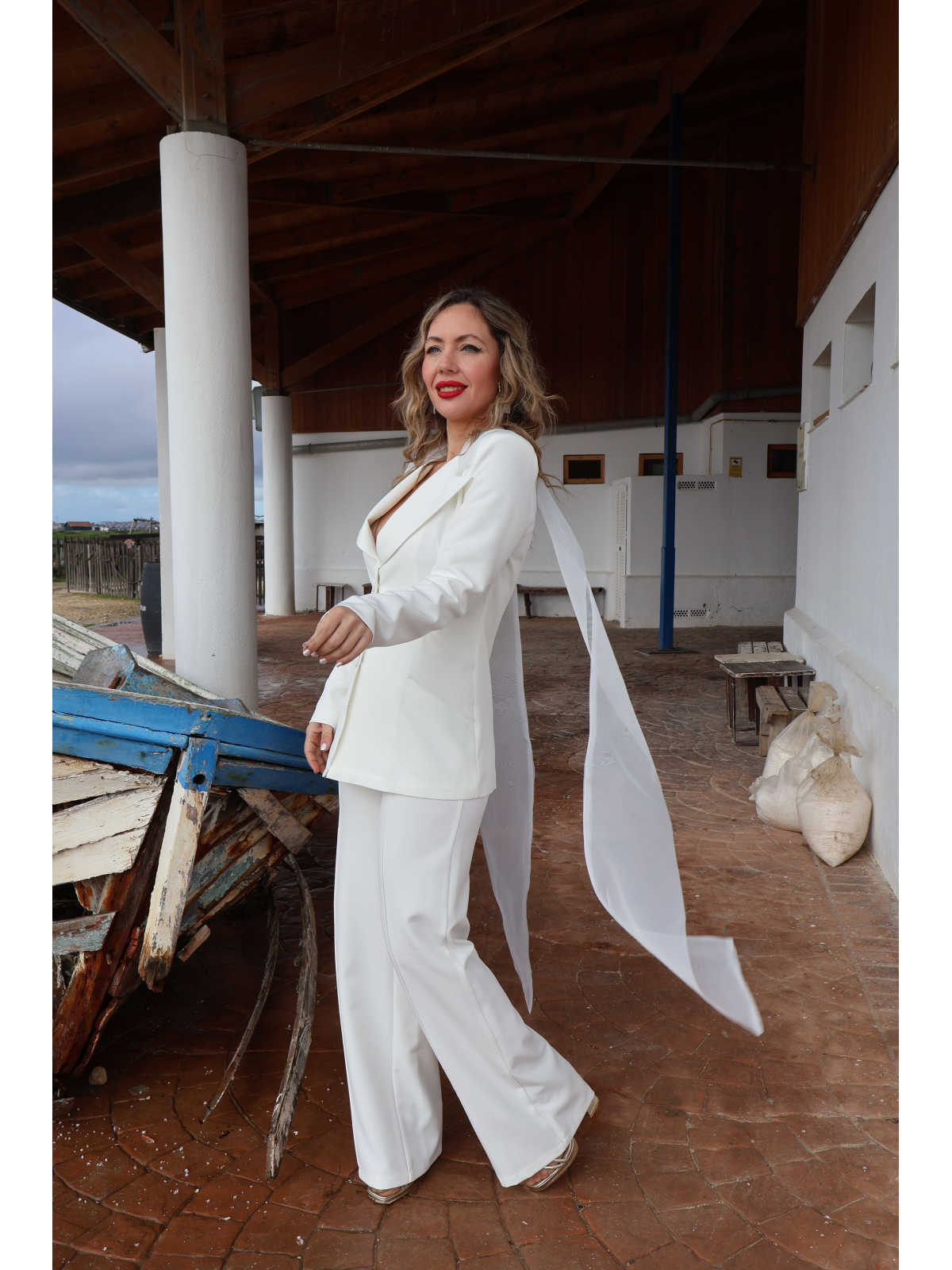 Traje de chaqueta y pantalón de fiesta en color blanco.