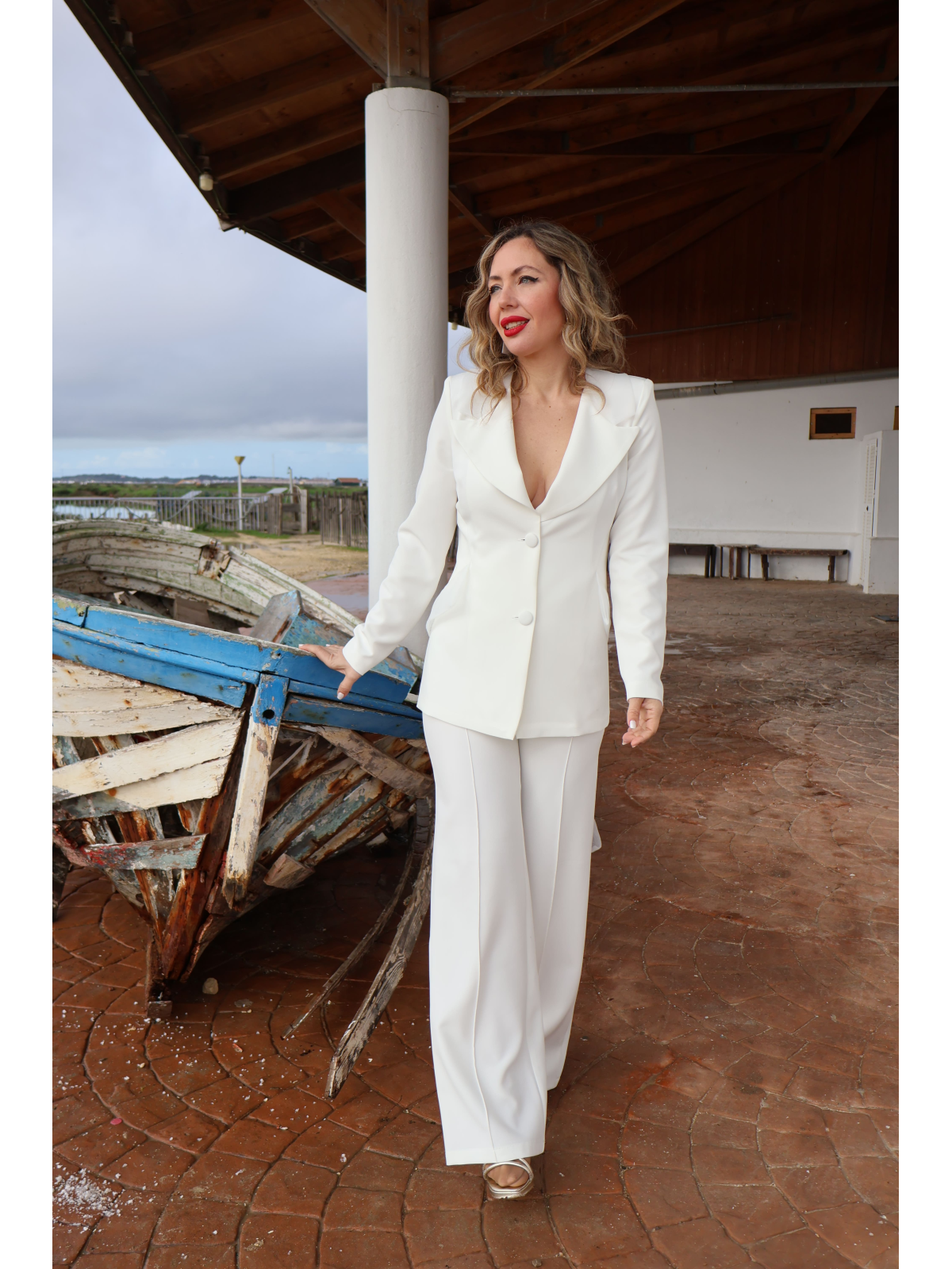 Traje de chaqueta y pantalón de fiesta en color blanco.