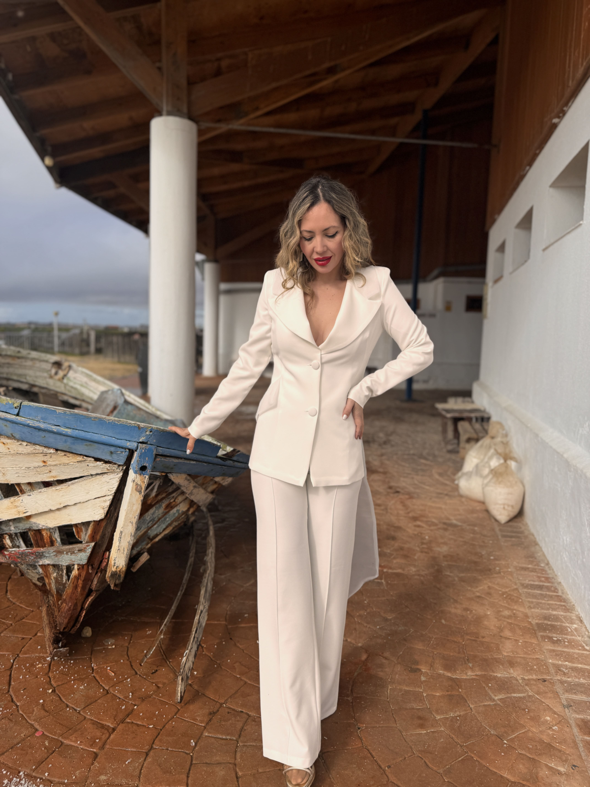 Traje de chaqueta y pantalón de fiesta en color blanco.