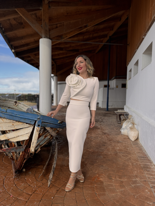 Conjunto de fiesta dos piezas en color blanco.