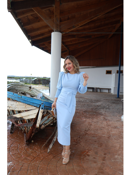 Vestido de fiesta midi en color azul celeste, ideal para eventos.